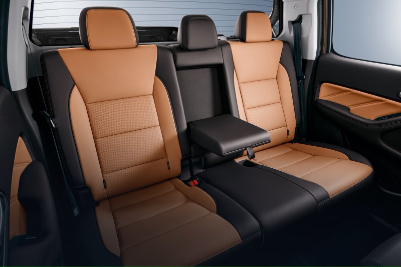 Подлокотник заднего ряда, складывающееся заднее сиденье в пропорции 60:40